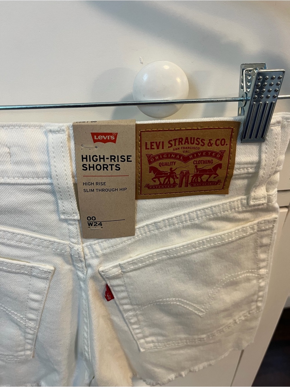 Levi’s High Rise Short - Picture 3 of 3
